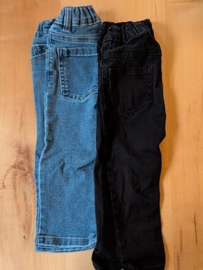 Garanimals 2-Pack Elastic-Waist Jeans in Blue and Black